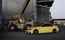 Желтый BMW 3 серии, М3, кран, тонировка, вид сбоку